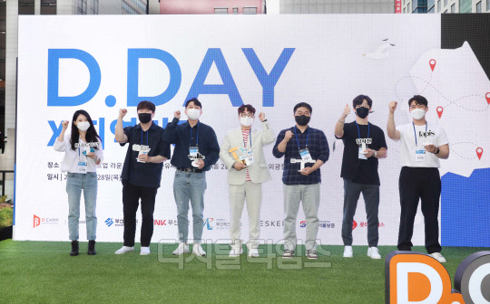 16대 1의 경쟁률을 뚫고 본선에 오른 7개 기업 대표들이 파이팅을 외치며 선전을 다짐하고 있다. <사진제공=디캠프>